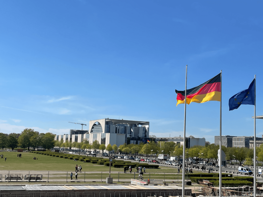 Bundeskanzleramt mit schwarz-rot-gold-Flagge